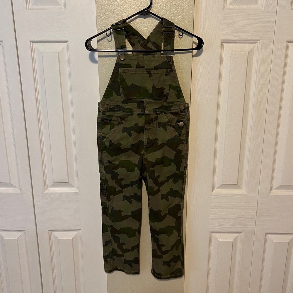 Hanna Andersson Green Camouflage Overalls Size 120 US 6-7 Kids